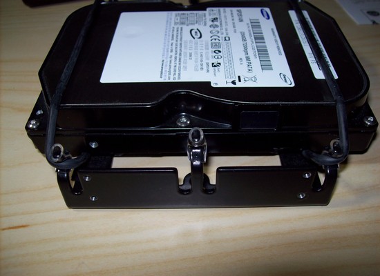 Eingeschobene und eingespannte Festplatte - Sharkoon HDD Vibe Fixer